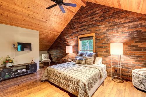 Gorgeous updated mountain home just minutes from the slopes, private hot tub, pool table!