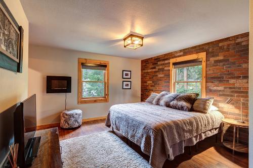 Gorgeous updated mountain home just minutes from the slopes, private hot tub, pool table!