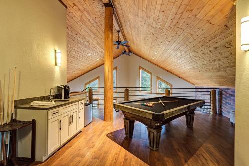 Gorgeous updated mountain home just minutes from the slopes, private hot tub, pool table!