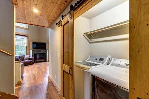 Gorgeous updated mountain home just minutes from the slopes, private hot tub, pool table!