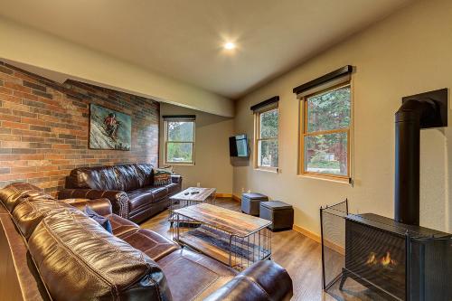 Gorgeous updated mountain home just minutes from the slopes, private hot tub, pool table!