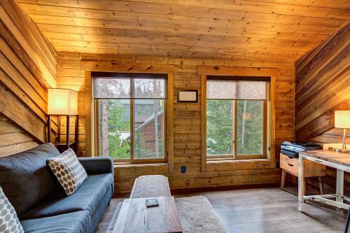 Gorgeous updated mountain home just minutes from the slopes, private hot tub, pool table!