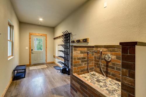 Gorgeous updated mountain home just minutes from the slopes, private hot tub, pool table!