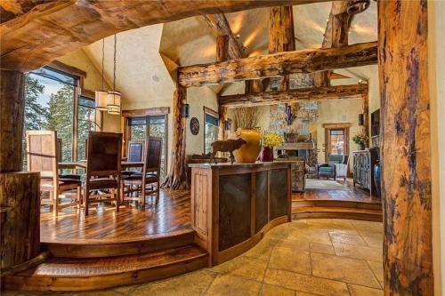 Rustic-elegance wrapped in custom mountain luxury, steps from Baldy Hiking Trail and shuttle stop – khách sạn tại Sally Barber