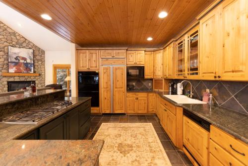 Warm Spacious and Elegant Breckenridge Home near golf course hot tub arcade machine foosball - image 4