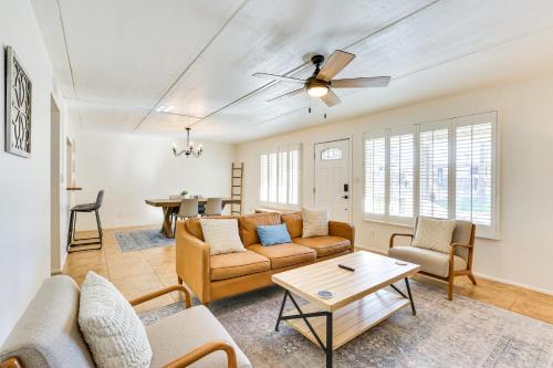 Community Pool at Litchfield Park Condo in ลิตช์ฟิลด์พาร์ค