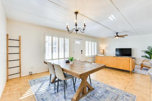 Community Pool at Litchfield Park Condo in ลิตช์ฟิลด์พาร์ค