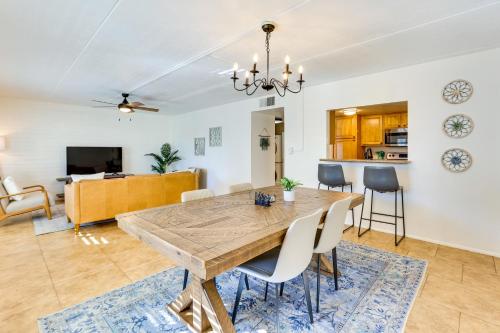 Community Pool at Litchfield Park Condo in ลิตช์ฟิลด์พาร์ค