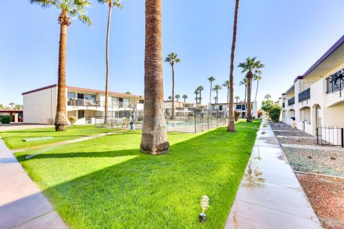 Community Pool at Litchfield Park Condo in ลิตช์ฟิลด์พาร์ค