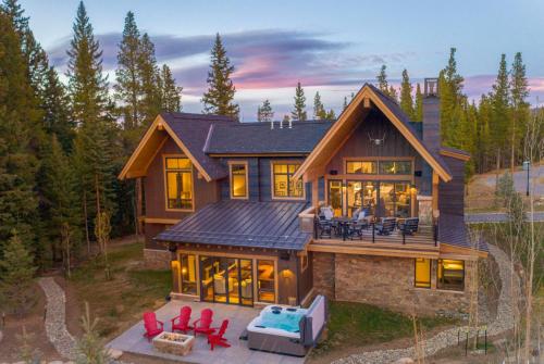 Newly built Luxury Home, 5-Star Finishes, SHUTTLE to slopes, backs to Breckenridge Nordic Center!