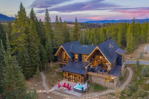 Newly built Luxury Home, 5-Star Finishes, SHUTTLE to slopes, backs to Breckenridge Nordic Center!