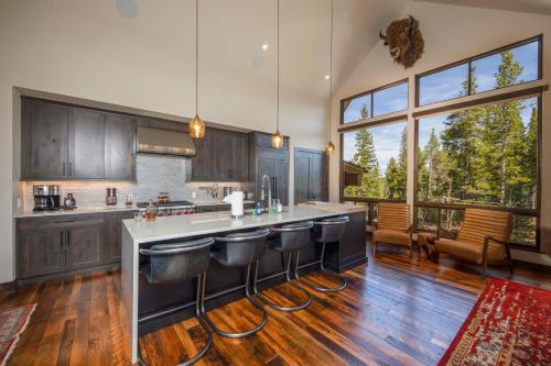 Newly built Luxury Home, 5-Star Finishes, SHUTTLE to slopes, backs to Breckenridge Nordic Center!