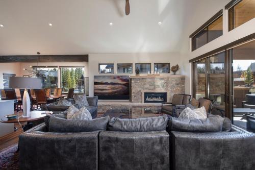 Newly built Luxury Home, 5-Star Finishes, SHUTTLE to slopes, backs to Breckenridge Nordic Center! in Breckenridge, USA