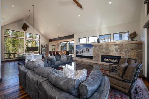 Newly built Luxury Home, 5-Star Finishes, SHUTTLE to slopes, backs to Breckenridge Nordic Center!