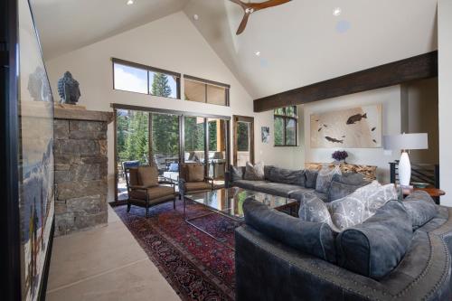 Newly built Luxury Home, 5-Star Finishes, SHUTTLE to slopes, backs to Breckenridge Nordic Center!