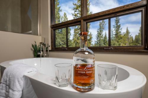 Newly built Luxury Home, 5-Star Finishes, SHUTTLE to slopes, backs to Breckenridge Nordic Center!