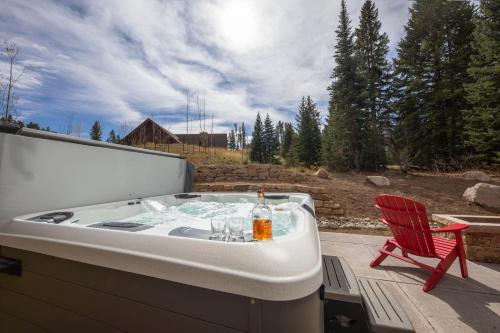 Newly built Luxury Home, 5-Star Finishes, SHUTTLE to slopes, backs to Breckenridge Nordic Center!