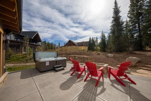 Newly built Luxury Home, 5-Star Finishes, SHUTTLE to slopes, backs to Breckenridge Nordic Center!