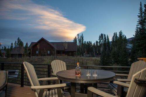 Newly built Luxury Home, 5-Star Finishes, SHUTTLE to slopes, backs to Breckenridge Nordic Center!