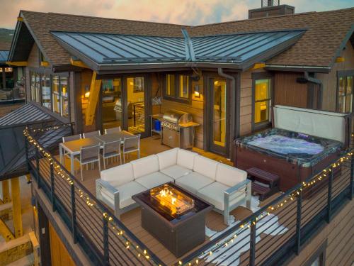 Modern Elegance, Stunning Mountain Views, Hot Tub, Fire Pit, Walk to River! in บัลดี เมาน์เท็น