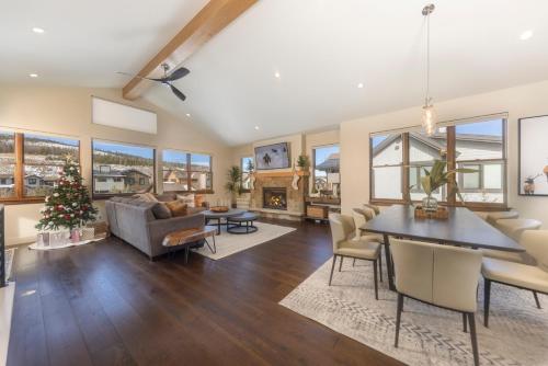 Modern Elegance, Stunning Mountain Views, Hot Tub, Fire Pit, Walk to River! in บัลดี เมาน์เท็น