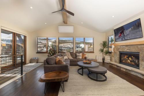 Modern Elegance, Stunning Mountain Views, Hot Tub, Fire Pit, Walk to River! in บัลดี เมาน์เท็น