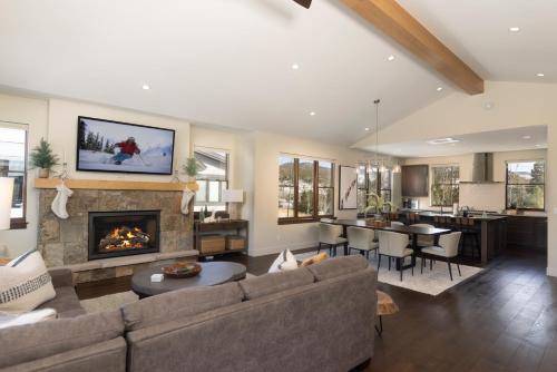 Modern Elegance, Stunning Mountain Views, Hot Tub, Fire Pit, Walk to River! in บัลดี เมาน์เท็น