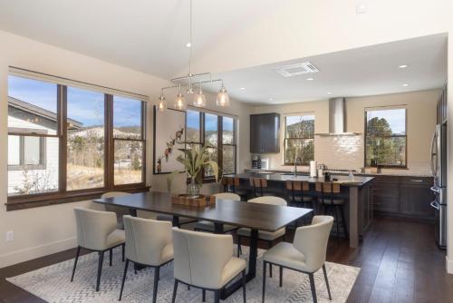 Modern Elegance, Stunning Mountain Views, Hot Tub, Fire Pit, Walk to River! in บัลดี เมาน์เท็น