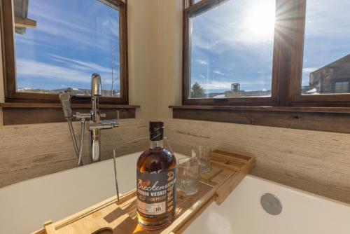 Modern Elegance, Stunning Mountain Views, Hot Tub, Fire Pit, Walk to River! in บัลดี เมาน์เท็น