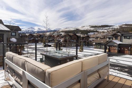 Modern Elegance, Stunning Mountain Views, Hot Tub, Fire Pit, Walk to River! in บัลดี เมาน์เท็น