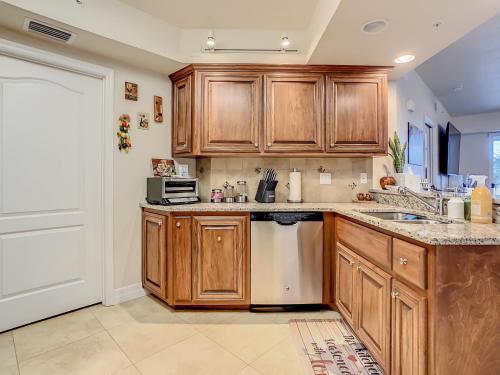 Beautifully Updated 22 Oceanwalk Condo nestled up nest to the estuary in building 18. OW18-202 in New Smyrna Beach, USA