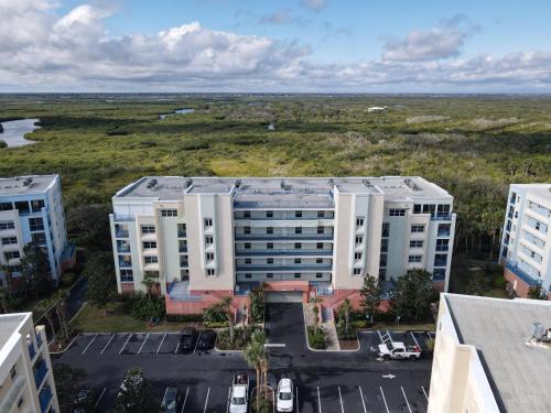 Come Drift Away in this gorgeous coastal themed 3bed 2 bath condo. OW9-302 in New Smyrna Beach, USA