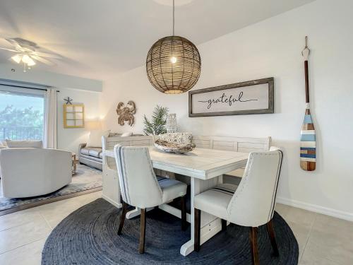 Come Drift Away in this gorgeous coastal themed 3bed 2 bath condo. OW9-302 in New Smyrna Beach, USA