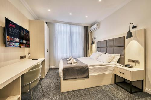 1 queen bed, 2 sofa beds