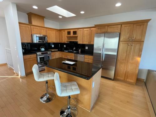 Mod2bd2ba ShowstoprViews. BBQ. Garage. in San Pedro, USA
