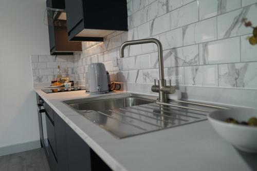 廚房, Modern 2 Bed Apartment, Desborough, Kettering, Sleeps 5, Free Parking, WIFI, Ideal for Contractors,  in 德斯伯勒