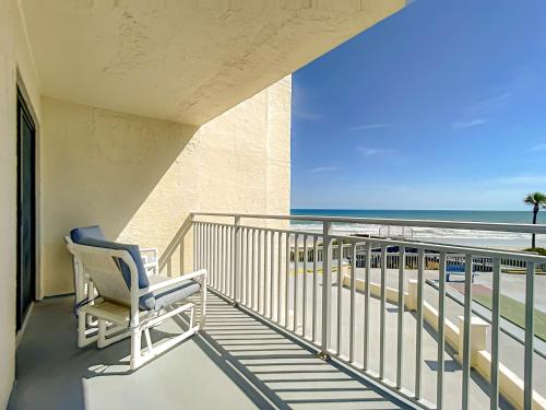 Beachfront Seascape Towers 226 ~ 1 Ocean view balcony 2 Overlooking Pool in New Smyrna Beach, USA