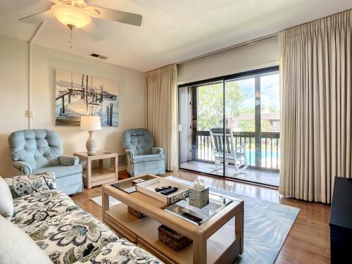 New Rental Quiet Tropical Oasis with Pool View - Coronado Cove in Edgewater, USA