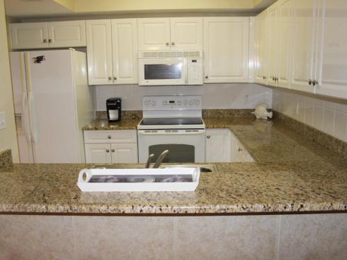 Enjoy breath taking sunsets in this 32 located right off the estuary OW10-403 in New Smyrna Beach, USA
