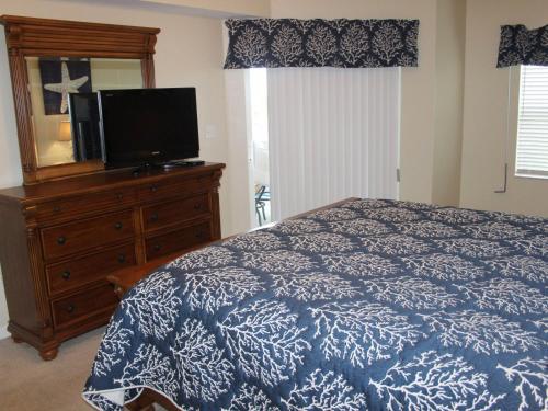 Enjoy breath taking sunsets in this 32 located right off the estuary OW10-403 in New Smyrna Beach, USA