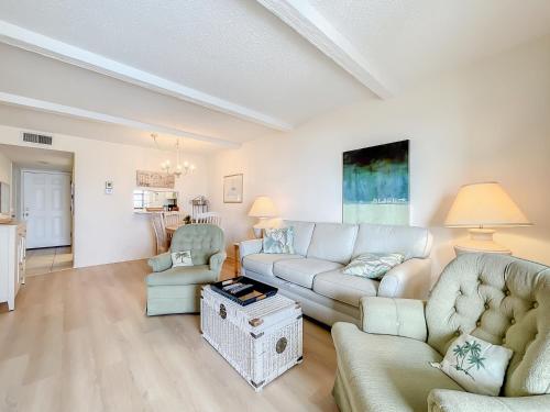 Lovely beachfront corner unit overlooking pool and clubhouse ~ HA501 thumb 2