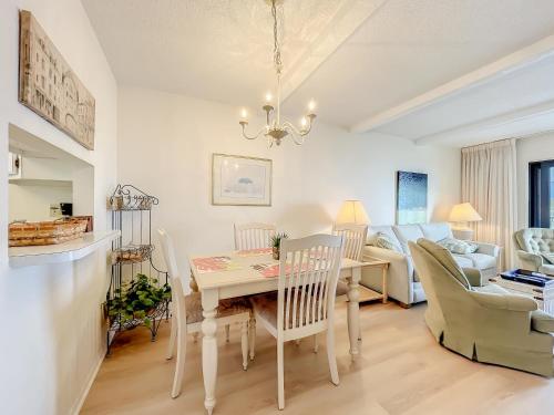Lovely beachfront corner unit overlooking pool and clubhouse ~ HA501 thumb 3
