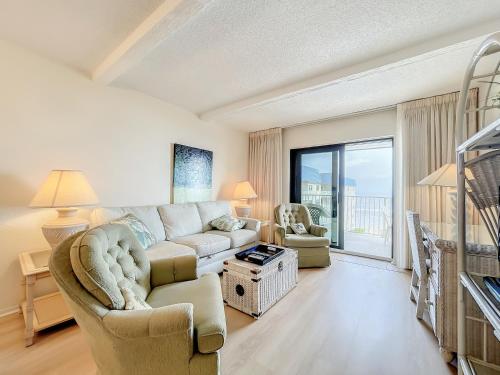 Lovely beachfront corner unit overlooking pool and clubhouse ~ HA501 in Edgewater, Vereinigte Staaten von Amerika