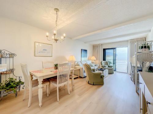 Lovely beachfront corner unit overlooking pool and clubhouse ~ HA501 in Edgewater, USA