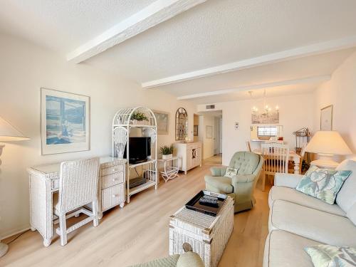 Lovely beachfront corner unit overlooking pool and clubhouse ~ HA501 detail