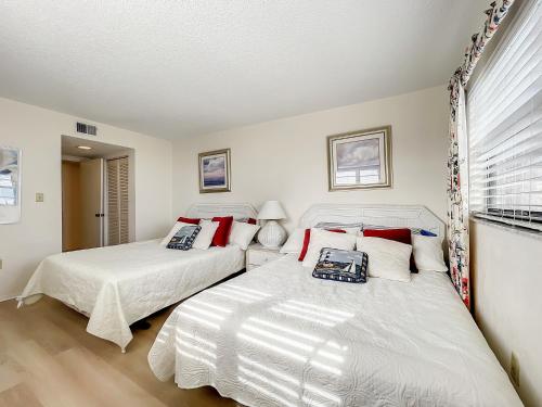 Lovely beachfront corner unit overlooking pool and clubhouse ~ HA501 in Edgewater, USA