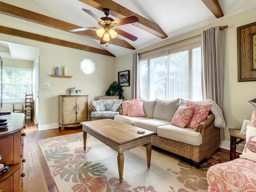 Charming Carriage House near Historic Canal Street Minutes to the Beach in New Smyrna Beach, USA