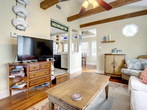 Charming Carriage House near Historic Canal Street Minutes to the Beach in New Smyrna Beach, USA