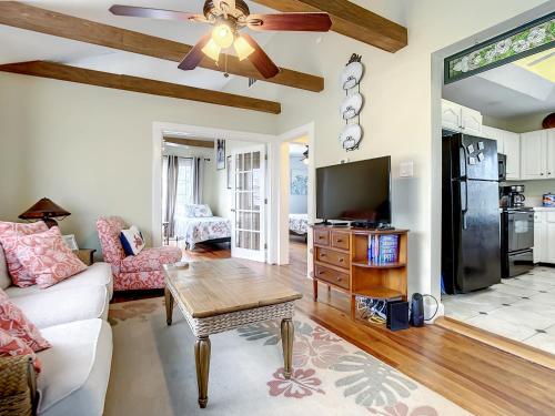 Charming Carriage House near Historic Canal Street Minutes to the Beach in New Smyrna Beach, USA