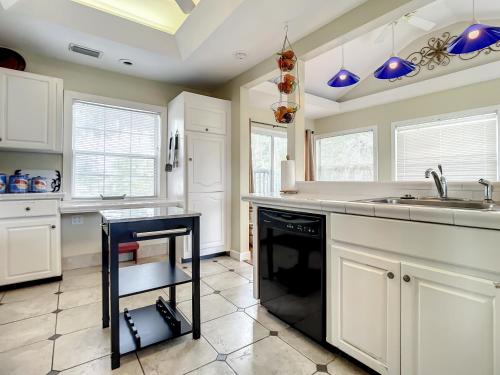 Charming Carriage House near Historic Canal Street Minutes to the Beach in New Smyrna Beach, USA
